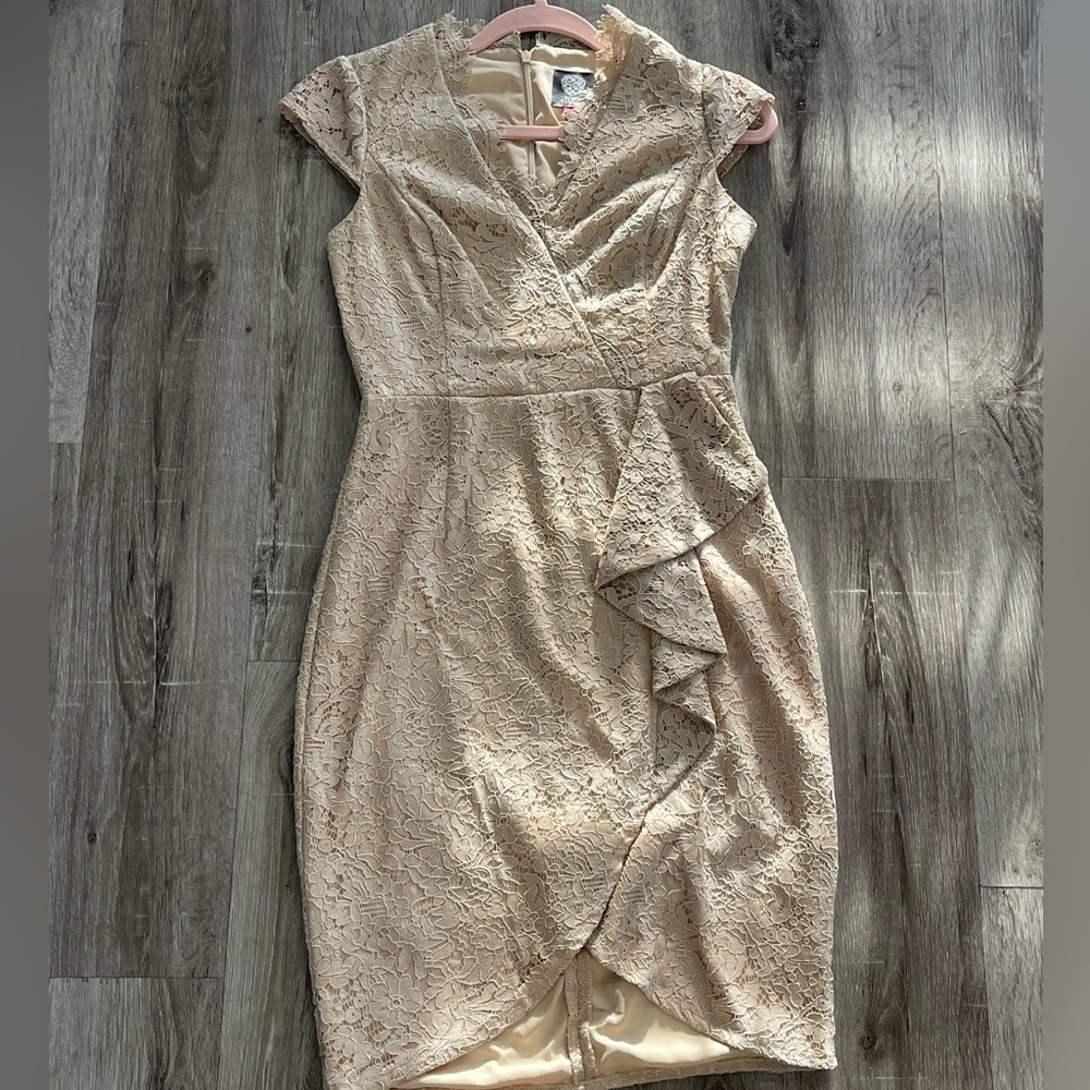 Vince Camuto Lace Bodycon with Cap Sleeves and Scallop V-Neck
